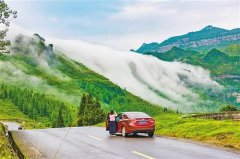 重庆金佛山现云瀑奇观