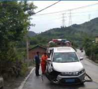 重庆一司机丢烟头飘回烧到背 回头捡烟头撞车