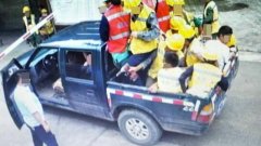 只为少走十分钟 核载5人皮卡塞进18人