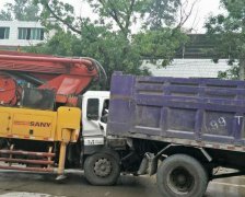 重庆两大货车“玩亲密”