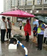 老人冒雨进城因病摔伤 保安为其遮雨寻帮助
