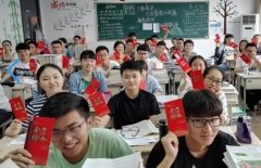老师为高三考生发“红包” 你想不到里面装的啥