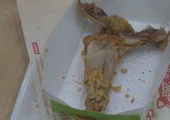 重庆女子餐厅吃鸡腿 竟有股臭味
