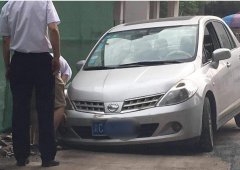 男子一心急 把车开进沟沟里