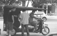 重庆两男子为5元钱在大街上僵持40多分钟