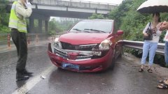 重庆一女司机穿高跟鞋驾驶 脚滑撞上高速路护栏