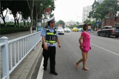 重庆一女子两度“出走” 躺于马路中央惹人忧