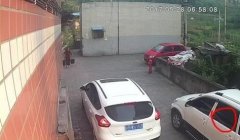 女友停车遭嘲笑  小伙凌晨怒砸嘲笑者的车