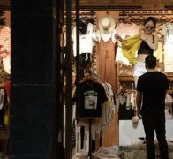 卖场女模当众换衣 一分钟内换3套服装