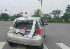 撞掉了人家“屁股”还理直气壮：都怪你开太慢