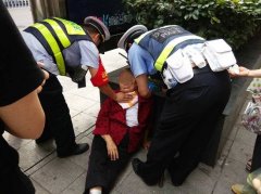 老太竟因买的菜被儿子倒掉 欲寻短见