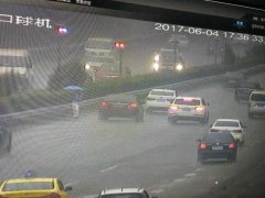 和男友去哪玩没谈拢 一气之下她竟走上高速路