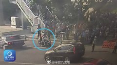 重庆一老师忘带全班准考证 爱心送考车逆行“抢”回