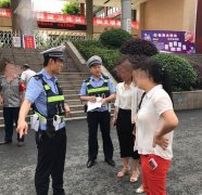 女子开车乱停堵在停车场入口 结果车子遭堵