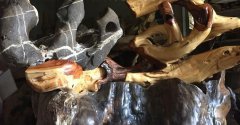 巫山藏家收奇石根艺  形似“巫山”二字