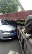 小车迫不及待与加长版货车来了个亲密接触