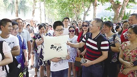 儿子读小学 父亲连续3年带他“体验”高考