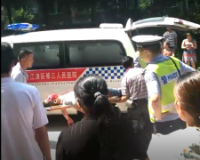 司机穿拖鞋挪车 脚滑踩到油门撞伤两人