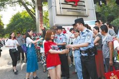 高考考生出考场 向民警送花表示感谢