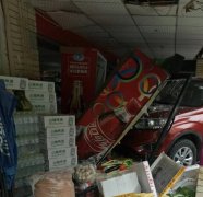 司机错把油门当刹车直冲超市 一顾客门牙被撞落两颗