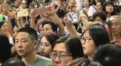 高考结束王俊凯粉丝围堵学校