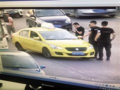 出租车站外违规拉客 车子刚发动就被“天眼”锁定