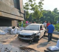 变道观察不仔细 小轿车撞上中型自卸货车侧翻