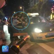 重庆一司机被醉汉围攻 躲在车里不敢出声