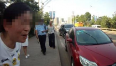 小女孩乱穿马路被撞 自己没事司机哭了