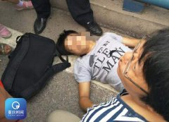 重庆一学生坐三轮车回家被甩飞坠地