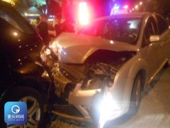 重庆一男子酒后练车 撞了宝马又撞英菲尼迪