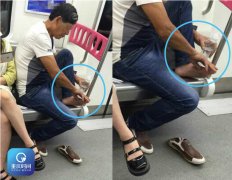 重庆一男子在轻轨车厢里光脚涂药水 令同车乘客报怨
