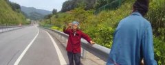 任性老大爷上高速 一言不合坐地上