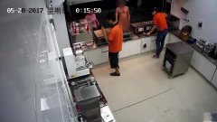 重庆奇葩醉酒男脱光衣服挑衅炸鸡店店员
