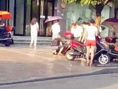 重庆一八旬老人街头摔倒 路人陆续爱心守护