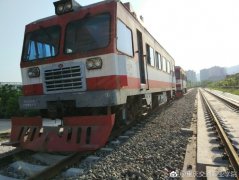 重庆一高校开进真火车 又酷又拉风