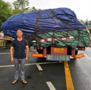 这车歪得有水平 货物几乎要落地