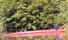 重庆一老伯自制“潜水龙”游湖 人可骑行还能遥控