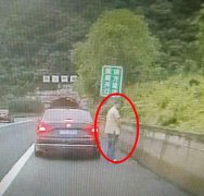 重庆一男子车停高速路应急车道竟为了下车小便
