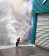 三轮车撞坏消防栓 几家商铺被“暴雨”突袭