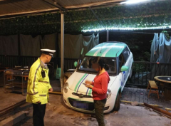 女司机错把油门当刹车 一头撞进餐厅里