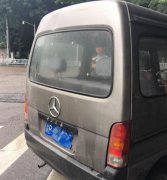 男子图好玩竟在面包车上挂奔驰车标