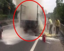 高速公路货车自燃 执法人员迅速处置