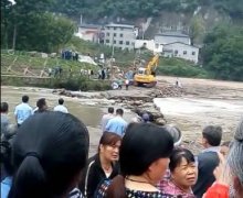 重庆16岁女孩河中溺亡 挖掘机开河堤救援