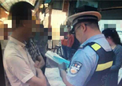 重庆一门店货物被踩坏 顾客：“货物不该挡到我的脚”