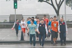 这群初三学生毕业考核有点特殊：过斑马线招出租车