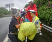 七旬老人雨天骑行高速路 还准备骑到西藏