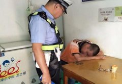 小伙喝得烂醉 说了句“没带钱”倒在桌上就呼呼大睡