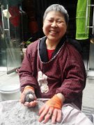 重庆六旬老太每天包上千个皮蛋 已坚持十年