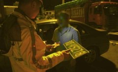 驾驶员为超速取掉号牌 遇检查行驶证里夹现金行贿